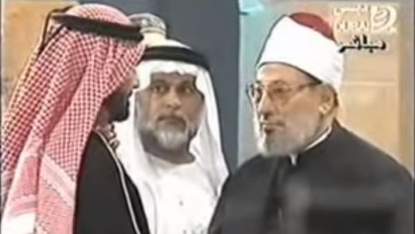 حديث محمد بن راشد كان في أثناء تكريمه للقرضاوي بجائزة "شخصية العام الإسلامية" سنة 2000 