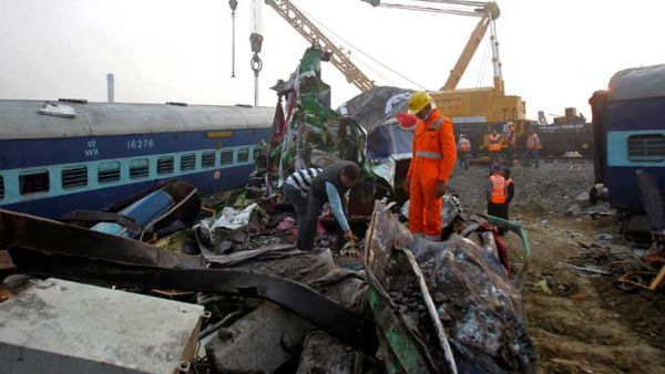 حادث قطار الهند يثير مخاوف من ضعف الاستثمارات والقتلى 142