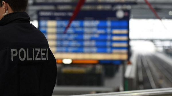 مصرع 4 أشخاص وإصابة 150 آخرين بتصادم قطارين في ألمانيا - ارشيف