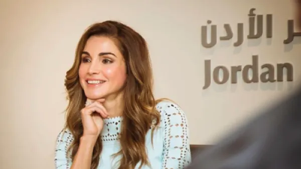 ارتدت الملكة تنورة مطرزة باللونين الأحمر والأسود