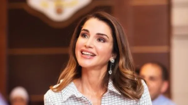 تتمتع الملكة رانيا بذوق ملكي مترف يجمع بين العصرية وأناقة المرأة الكلاسيكية الراقية