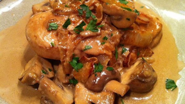 دجاج بصلصة الفطر 