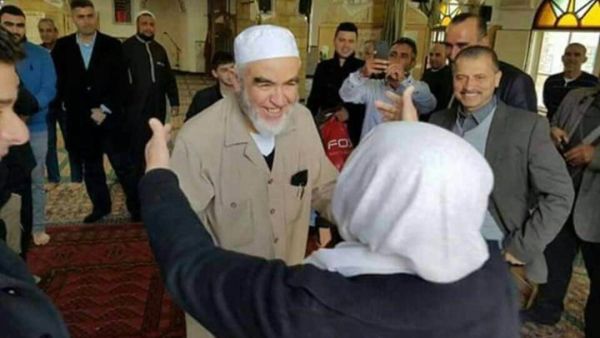 استقبلته والدته في موقف عاطفي 