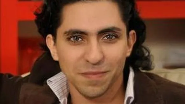 زوجة المدون السعودي المسجون رائف بدوي تعرب عن قلقها بشأن حالته الصحية
