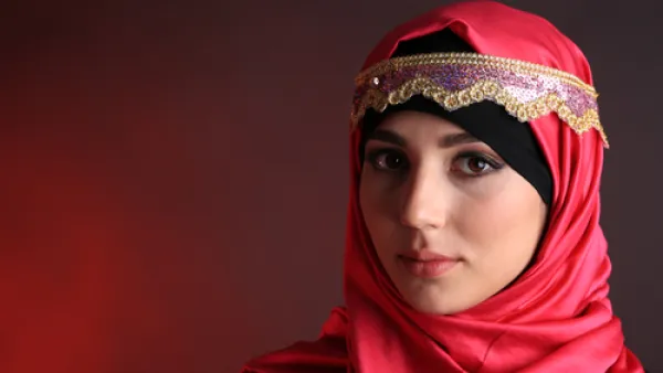 لنجاح اللوك الأحمر يجب أن يكون الأحمر طاغياً بقطعة واحدة 