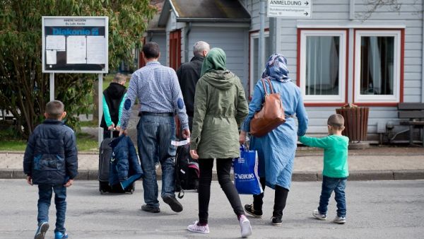 Refugees from Syria arrive at the Friedland shelter near Goettingen, central Germany, on April 4, 2016, after arriving from Turkey at the airport in Hanover. (AFP/Swen Pfoertner)
