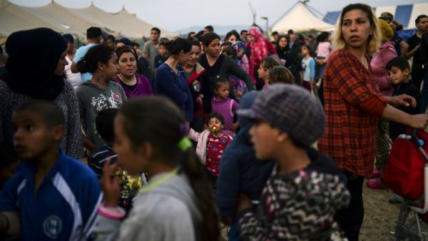 Migrants and refugees wait for a food distribution at the makeshift camp at the Greek-Macedonian border village of Idomeni, on April 5, 2016. (AFP/Bulent Kilic) Migrants and refugees wait for a food distribution at the makeshift camp at the Greek-Macedonian border village of Idomeni, on April 5, 2016. (AFP/Bulent Kilic)