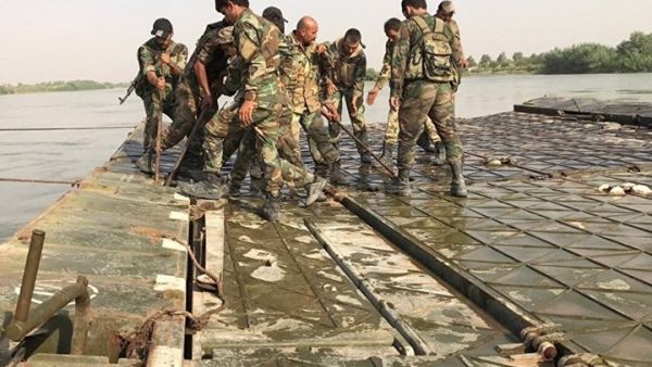 ارتفاع منسوب مياه الفرات بشكل مفاجئ تسبب في انهيار الجسر 
