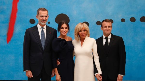 بريجيت ماكرون وليتيزيا ملكة اسبانيا برفقة زوجيهما في معرض  الفنان الاسباني خوان ميرو