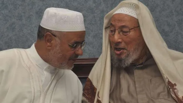  القرضاوي إلى جانب الرئيس الجديد للمنظمة رجل الدين الغربي، أحمد الريسوني