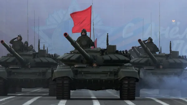 Russian military vehicles roll during a rehearsal for the Victory Day military parade on Dvortsovaya Square in Saint Petersburg on May 3, 2017. (AFP/ File Photo)