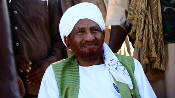 لم تتضح بشكل فوري الأسباب وراء عودة رئيس الوزراء السابق الذي تنقل بين عدة دول حين كان في المنفى