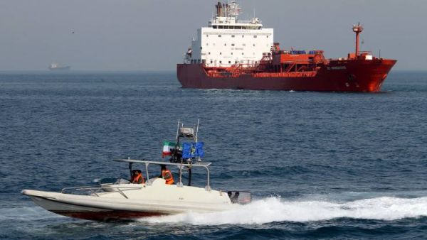 سفينتان حربيتان إيرانيتان في طريقهما لسلطنة عمان
