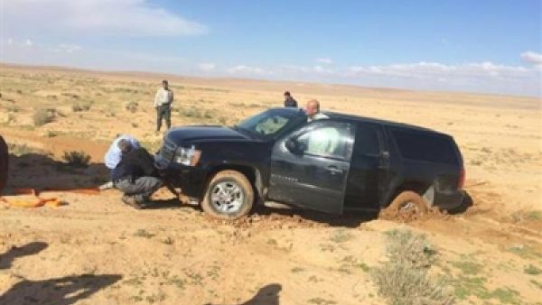 مركبة السفيرة الامريكية في الاردن "تغرز" في الوحل !
