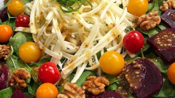 سلطة الشمندر مع جبنة الموزاريلا من الشيف ديما حجاوي

