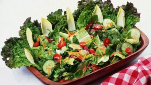 سلطة تحتوي على نسب متعادلة من الفيتامينات والأملاح المعدنية 