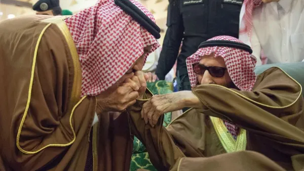 الملك سلمان يقبل يد أخيه الأكبر