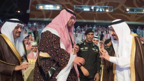 الملك سلمان يبكي في تخرج ابنه ركان