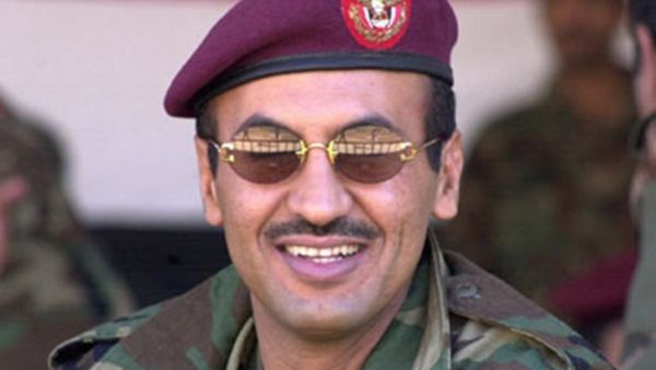 طارق صالح بعيدا عن الأضواء قريبا من فوهات المدافع
