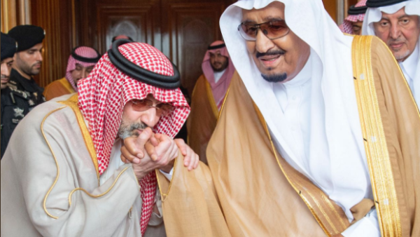 نشر الوليد بن طلال صور أظهرت إحداها تقبيله يد الملك سلمان بن عبد العزيز، ومصافحته ابن سلمان