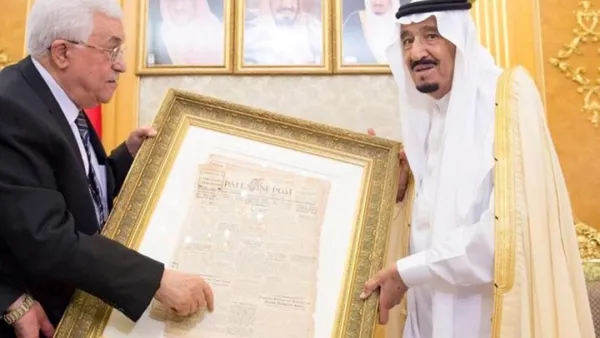 العاهل السعودي سلمان بن عبد العزيز ومحمود عباس 