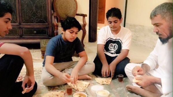 سلمان العودة وأبنائه على مائدة طعام بعد وفاة زوجته