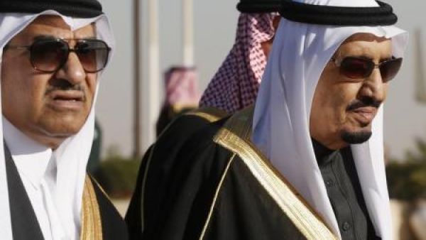 الأمير محمد بن نايف (إلى اليسار) إلى جوار العاهل السعودي الملك سلمان في مطار الملك خالد الدولي في الرياض 