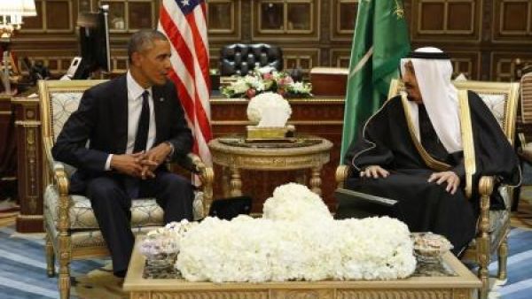 الرئيس الأمريكي باراك أوباما (إلى اليسار) خلال اجتماعه مع العاهل السعودي الملك سلمان في الرياض
