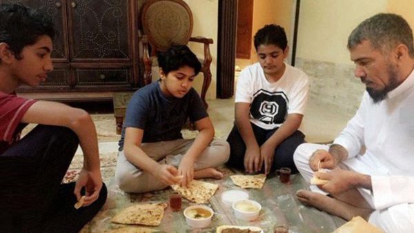 العودة محتجز لأنه لم يمتثل لأمر من السلطات السعودية بنشر نصٍّ محدّد على "تويتر"