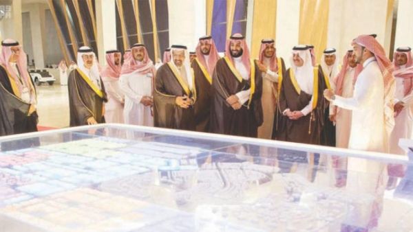 الأمير محمد بن سلمان يطلع على مجسم يمثل جانباً من مدينة الملك سلمان للطاقة 