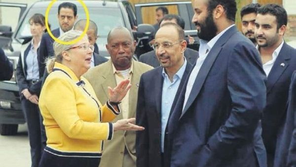 تظهر الصورة الثانية مطرب أمام منزل القنصل السعودي الساعة 16:53 من ذات اليوم