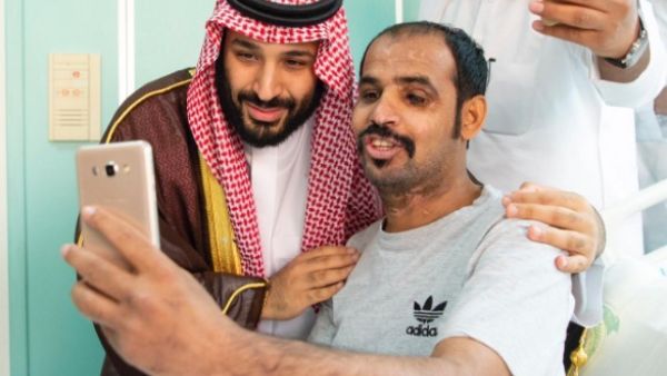 الجندي الذي ظهر مع ولي العهد هو عايض بن سند القحطاني