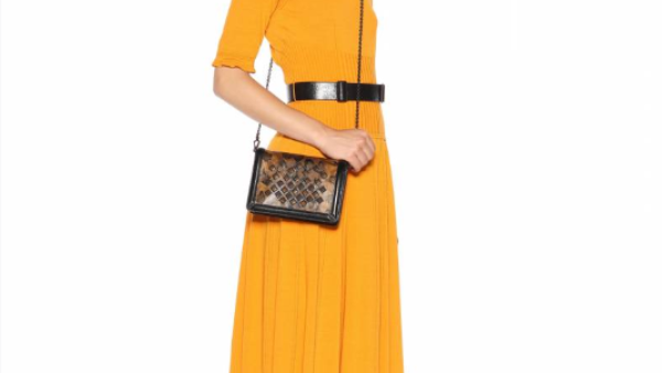 اعتمدي هذا العام حقائب بطبعة جلد الأفعى