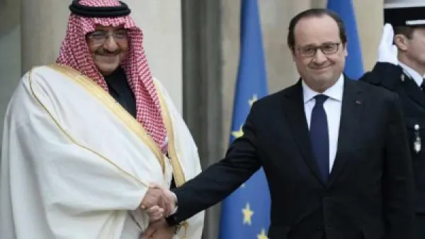 ارشيف/ الرئيس الفرنسي فرنسوا أولاند مصافحا ولي العهد السعودي محمد بن نايف 