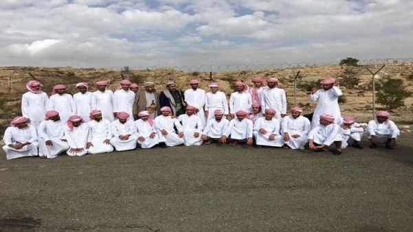 الحوثيون قد اتهموا الاثنين التحالف بشن غارة جوية أدت إلى مقتل 33 شخصا