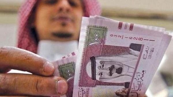 Man counting Saudi riyals. (AFP/ File) Man counting Saudi riyals. (AFP/ File)