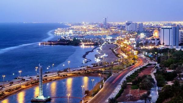 شاب يضرم النار بسيارة فتاة