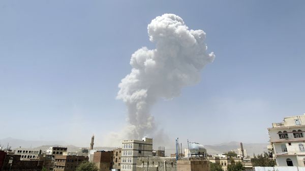 Smoke billows from the Fajj Attan Hill in Sanaa following a reported airstrike by the Saudi-led coalition on an army arms depot, now under Houthi rebel control, on April 20, 2015. (AFP/Mohammed Huwais)