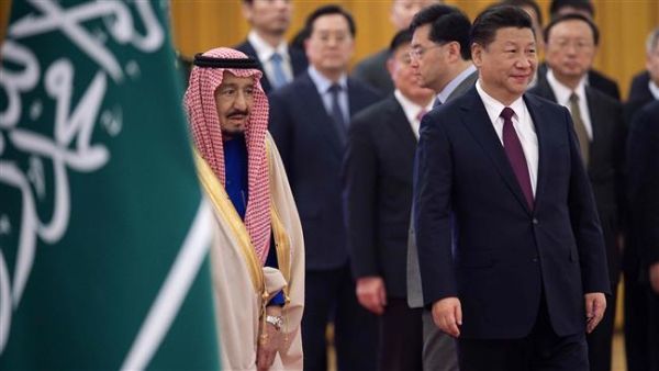Chinese President Xi Jinping (R) welcomes visiting Saudi King Salman in Beijing on March 16, 2017. (AFP)