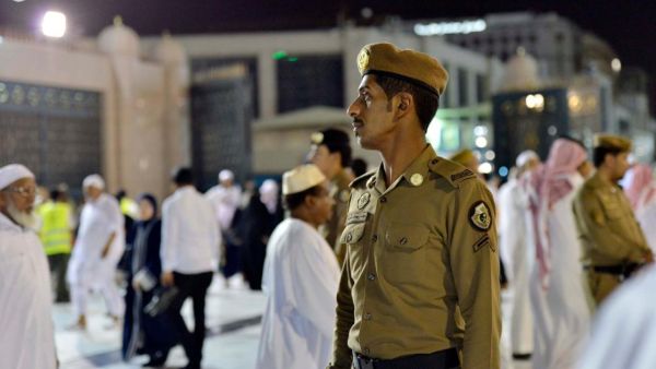 The data gathered keeps track of the daily total number of pilgrims, classified by their nationalities, time and place of arrival and vehicle types. (SPA)