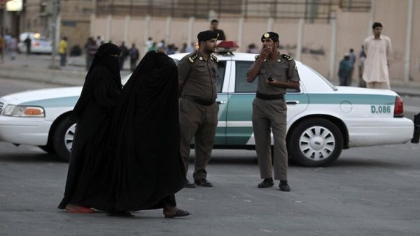 تتضمن الاتهامات الموجهة إلى السيدات "حمل شعارات معادية