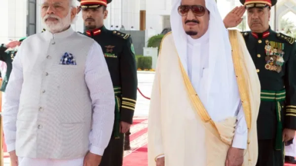 رئيس الوزراء الهندي نارندرا مودي (يسار) والعاهل السعودي الملك سلمان بن عبد العزيز 
