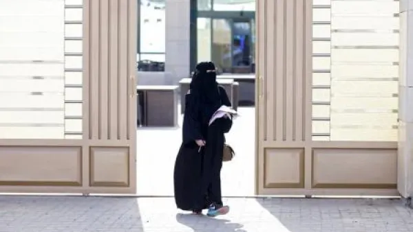 امرأة تغادر مركز اقتراع بعد الادلاء بصوتها في انتخابات المجالس البلدية في الرياض 
