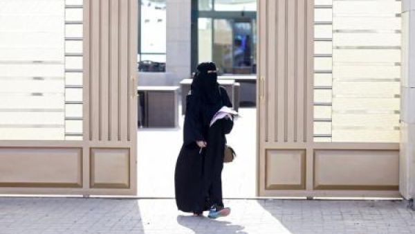 امرأة تغادر مركز اقتراع بعد الادلاء بصوتها في انتخابات المجالس البلدية في الرياض 
