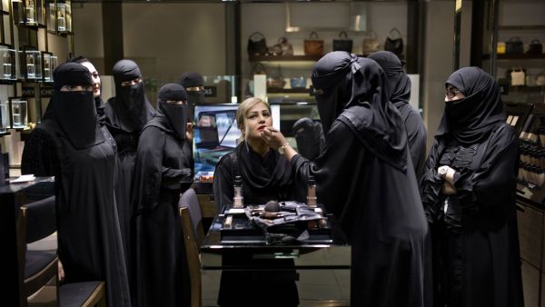السعوديات ثالث اجمل نساء الكون