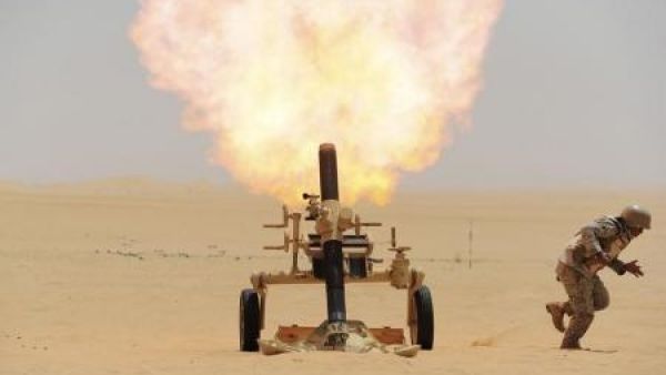 جندي سعودي على الحدود السعودية مع اليمن يطلق قذيفة مورتر باتجاه مواقع يسيطر عليها الحوثيون
