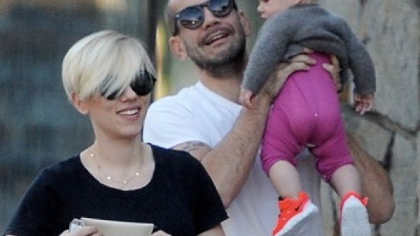 سكارليت جوهانسون تطلب الطلاق و حضانة ابنتها