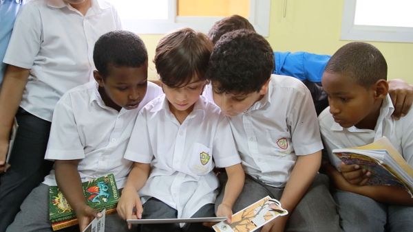 مناهج تخاطب الطلاب حسب كل مرحلة دراسية، وتعمل على بناء شخصية الطالب وفق متطلبات المرحلة