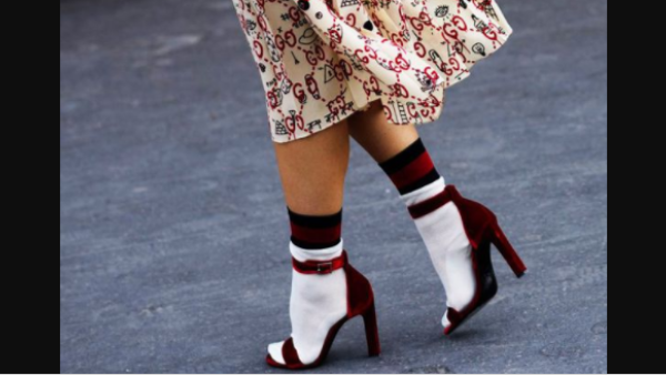 موضة الجوارب مع الصنادل .. مع أم ضد؟