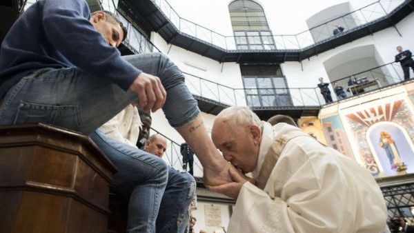 بابا الفاتيكان يقبل أقدام 12 سجينًا (www.catholicherald.co.uk)